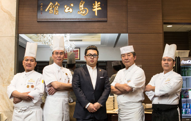 店主王滨与众位大厨 左二为行政总厨姚伟光，左三为店主王滨。