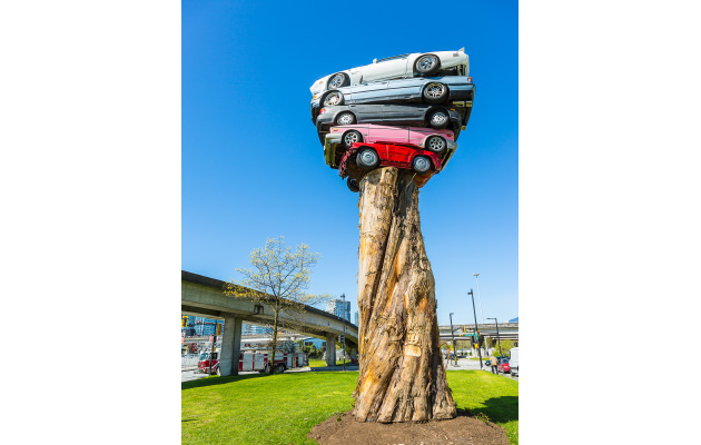 标题：Trans Am Totem 艺术家： Marcus Bowcott ，加拿大 材介：5辆废旧汽车和一根雪松木桩 尺寸： 10米（33英尺）高 重量：11,340 公斤（25,000 磅） 地点：温哥华，Quebec Street & Melross Av
