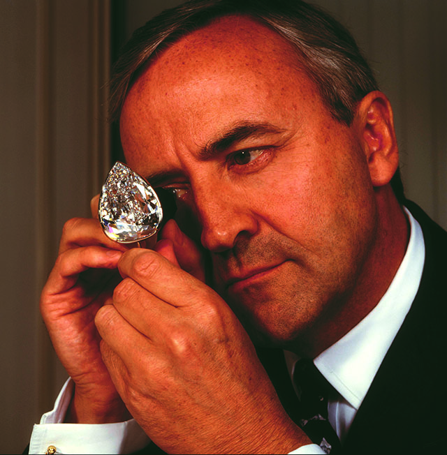 Andrew Coxon在检测戴比尔斯著名的千禧之星 (Millennium Star)钻石。千禧之星作为戴比尔斯钻石珠宝公司2001年挑选的首枚钻石，完美延续了戴比尔斯品牌背后的严苛甄选标准。